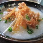 きっ茶 花々 - 中華粥には、鶏肉、揚げたワンタン皮、青ネギがいっぱい。