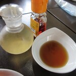 きっ茶 花々 - 中華粥に、お好みで酢、黒酢、ラー油を入れます