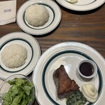 マロリーポークステーキ 藤沢店 - 手前がご飯少なめ、奥が普通盛りです。