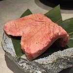 りきちゃん 東京西麻布店 - タンも分厚くて大きい。