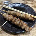 焼鳥うさばらし - 鳥かわ。パリパリ加減も抜群。大将の匠技