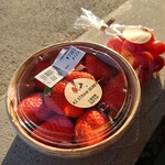 マルシェ ヴィソン - 苺(三重県産かおりの)780円&ミニトマト550円