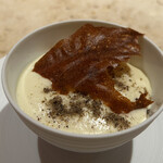 sanka - じゃがいも、様々な種類のじゃがいもを3通りの調理法で三層に重ね合わせパウダーをかけてじゃがいも煎餅で掬って頂く