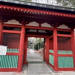 ふかの 厄除けだんご - 東照宮随身門は境内入口に建つ朱塗の八脚門で、切妻造・銅板葺の建造物である。