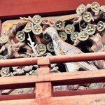 ふかの 厄除けだんご - 鐘楼門は入母屋造・本瓦葺の二層建築で、花頭窓や極彩色彫刻を備える。上層の銅鐘は1702年銘で、意匠から同時期の造営と考えられる。