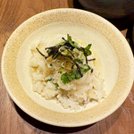 おもてなしとりよし - 薬味を載せてお出汁を注いで鯛茶漬けにしていただきます