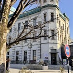 小峰商店 - りそなコエドテラスの建物は、1918年に第八十五銀行本店として建築家・保岡勝也の設計により再建されたルネサンス様式の洋風建築である