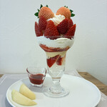 フルーツカフェにしかわ - 3種いちごのファンファーレパフェ
