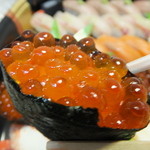 札幌市場めし　まるさん亭 - おかませ握り　５人前　１２５００円のいくら軍艦のアップ　【　２０１４年１２月　】