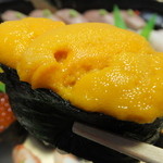 札幌市場めし　まるさん亭 - おかませ握り　５人前　１２５００円のうにのグ軍艦のアップ　【　２０１４年１２月　】