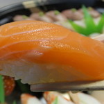 札幌市場めし　まるさん亭 - おかませ握り　５人前　１２５００円のサーモンのアップ　【　２０１４年１２月　】