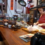 二壺軒 Tea Art 『唐山茶棧』 - 石板に茶器を並べて温め、しっかり淹れて飲み比べ。