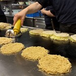 お好み焼 長田屋 - 目の前で作られるお好み焼きたち