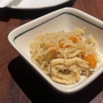 旬魚と個室 和食りん  新橋本店 - お通し 　大根と人参と油揚げ。