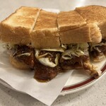キャラバン - 自家製味噌がたっぷりと染み込んだ味噌カツが厚切りパンに挟まってボリューム感がいい。
