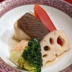 郷土料理 海幸 - キレイな色の炊き合わせ。ダシの味が生きています。