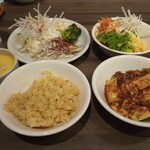 あさくま - サラダバーから麻婆豆腐定食を整えましたーー、麻婆豆腐の左はガーリックライスです
