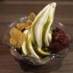 あさくま - ソフトクリームにあんこをトッピングして抹茶シロップをかけまさした