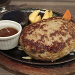 あさくま - Bigハンバーグの全景、左はデミグラスソースです
