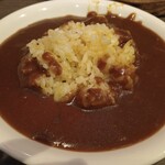 あさくま - あさくま名物「牛すじカレー」、ライスはガーリックライスです