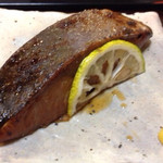 無似舎 - 分厚いジューシーハマチ幽庵焼きは辛子で食べました