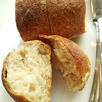 SINC BISTRO - 半分に切ったのはわさびのパン