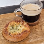 ブーランジェリー・フー - ツナロール、コーヒー