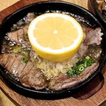 ニュー大衆居酒屋 三ぞう - 厚切り牛タン鉄板焼。