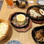 ニュー大衆居酒屋 三ぞう - 牛スジ煮込みなど。