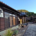 井手農園 - 普通に、人の家の隣りにあるお店です。ってか、井手さんの家でしょうね。