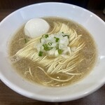 ヌードル＆スパイスカレー 今日の1番 - 玉子は店主からのお心遣い