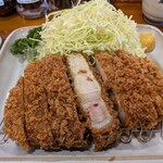 とんかつ あづま - 衣カリッと肉ジューシー！