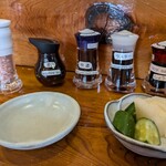 とんかつ あづま - きれいに拭取られているソース等と美味しい漬物