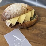 PATISSERIE ASAKO IWAYANAGI - 自家製ハムとこだわりのチーズのサンド