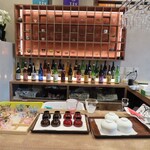 加藤酒店 - ドリンク写真:眺めていると楽しいカウンター