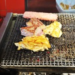 ブロンコビリー - 入口付近の通路から見える場所で、炭焼きしています。今、わたし達のオーダー分を焼いて頂いています。また、焼きの進捗状況を店内のモニターで見ることができます。