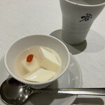 龍天楼 - 柔らかい杏仁豆腐。シロップを飲み干す。