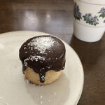 BAKE SHOP amaoto - 厚めにチョコレートがかけられたスコーン。チョコのお味も美味しい。