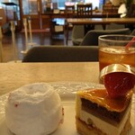 パティスリー モンプリュ - 店内とケーキ