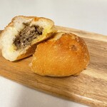 サルドゥバン - 料理写真:土曜日13時半過ぎ伺いました。焼き立てだったインドラさんのカレーパン。ピリ辛のひき肉カレーフィリングも、外側カリカリのパン生地も好みのお味でした♪