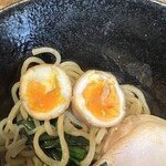 麺屋時茂 - 味玉はいい感じの半熟♪真っ黒な見た目だけど、そこまで染みてない。