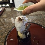 奈良屋 喫茶去 - そーっと、パフェの上に抹茶をかけていきます