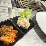 馬車道ハンバーグ - コチョリキムチ(500円)、ポテトサラダ(500円)