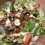 ビストロ アン ファミーユ - 国産牛ローストビーフ黒コショウのチーズ、くるみ