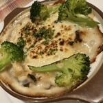 ビストロ アン ファミーユ - 若鶏と海老、ブロッコリーのマカロニグラタン