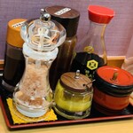 とん八亭 - 卓上調味料手前左から岩塩、カラシ、七味、奥左からウスターソース、とんかつソース、醤油
