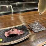 鉄板焼き 牛鳴 - A5ランク黒毛和牛の炙り寿司