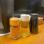 手打ちうどん 温羅 - 一味　レモン酢　醤油　　　このレモン酢を回しかけましたが口当たりが軽やかになりました