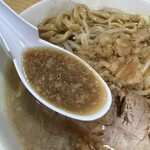 明日へ向かって - カエシが効いた程よく乳化した豚の旨味たっぷりの二郎系豚骨醤油スープ