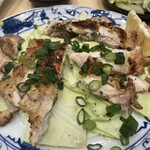 名物屋 - 地鶏もも炭火焼。2切れくらい食べたあと笑